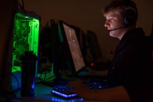 6 pct. af de 12-17-årige danskere har problemer med pengespil, men det overrasker ikke computerspilsentusiasterne på en af Danmarks førende e-sportsefterskoler.