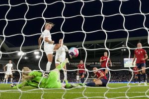 Især Norges landstræner Martin Sjögren bliver smidt under bussen, efter holdet tabte 0-8 til England mandag.