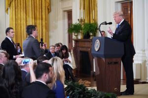 USAs præsident Donald Trump i ordkløveri med CNN's reporter Jim Acosta i Det Hvide Hus. Foto: Mandel Ngan/AFP