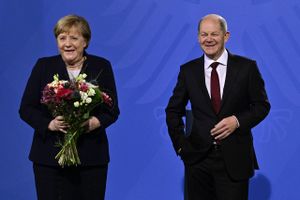 Ansatte klappede Merkel ud i den ventende bil, efter at hun onsdag havde overdraget embedet til Olaf Scholz.