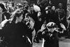 Fotoet fra 1943 viser en gruppe jøder, der bliver afhentet i den jødiske ghetto i Warszawa. Millioner af polske jøder blev dræbt i kz- og udryddelseslejre.
