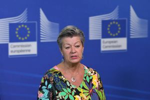 Den svenske EU-kommissær Ylva Johansson skærper retorikken i sin kritik af den danske lov, der på sigt skal muliggøre modtagecentre for asylansøgere i tredjelande.