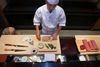 Ingen kemikalier her: Langsomt, næsten hypnotisk, forbereder Imada sin wasabi direkte fra wasabiroden på en høvl betrukket med hajskin. Det er det eneste materiale, der kan slide roden fint nok til, at den grønne wasabi bliver som pulver.