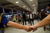 Folk prøver at forhindre poliets adgang til en metrostation i Hongkong. Foto: Anushree Fadnavis/Reuters