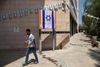 Udtalelserne fra den franske telegigant Oranges chef, Stephane Richard, medførte ramaskrig i Israel, hvor selskabets hovedkontor var overdænget med israelske flag. Foto: Dan Balilty/AP
