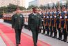 Chefen for Zimbabwes væbnede styrker, general Constantine Chiwenga, besøgte for nylig Beijing og blev modtaget med militær pomp og pragt. Foto: Li Xiaowei/AP