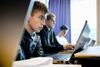 Computeren fungerer som et filter mellem lærer og elev, og vi kan få meget ud af at fjerne brugen af den i undervisningen, lyder det fra gymnasielærer. Arkivfoto