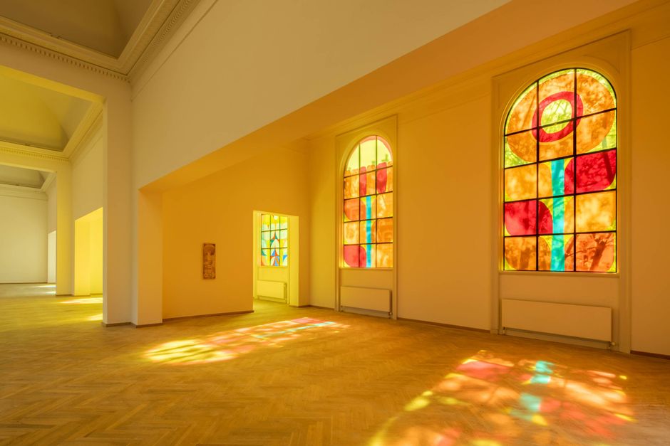 Adam og Eva smeltet sammen til én figur. En teenage-Jesus. En blomstermadonna. Strålende glasmalerier. Alexander Tovborg har omdannet Charlottenborg til et kirkerum med moderne budskaber.