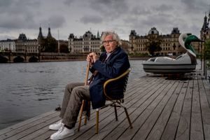 Den 83-årige Jørgen Leth kalder sit biografaktuelle værk "I Walk" en testamentarisk film. Han ser tilbage, undersøger sit eget liv og søger tilgivelse, men betragter ikke filmen som sin sidste. At udkomme og træde ind på en scene fungerer som medicin for ham.     