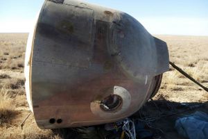 I en sikkerhedskapsel skød astronauterne sig ud af deres fartøj og svævede mod jorden. Astronauten og kosmonauten landede i god behold 20 kilometer øst fra det sted, hvor de blev sendt op. Arkivfoto: AP
