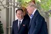 Donald Trump i samtale fredag med Kim Yong-chol, der mistænkes for at stå bag adskillige brutale handlinger i sin tid som chef for Nordkoreas efterretningsvæsen. Foto: Andrew Harnik/AP