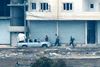 Kurdiske krigere i Kobani på vej mod en pick up-truck udstyret med et maskingevær.