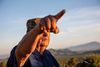 Den 83-årige Glenn Spencer har ofret et kvart århundrede af sit liv på at bekæmpe illegal indvandring på USA's grænse mod Mexico. Her peger han ud over naturreservatet Coronado, som længe har været en korridor for smuglere og illegale indvandrere. Foto: Ed Kashi