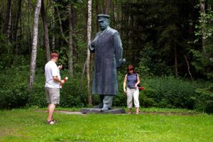 Gamle, sovjetiske krigsmonumenter i Estland, Letland og Litauen vækker stærke følelser blandt landenes borgere. Krigen i Ukraine har kun gjort følelserne endnu stærkere. I Riga i Letland har byrådet besluttet, at det enorme mindesmærke for Sovjetunionens sejr over Nazi-Tyskland skal væk. 