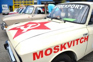 Rusland vil genoptage produktionen af den sovjetiske bil Moskvitch. JP’s bilredaktør mener, at genoplivningen af bilen, som russerne engang selv gik og grinte af, er et håbløst nationalidealistisk projekt.