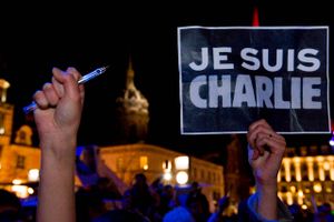 På den første dag af en retssag om massakren imod den franske satireavis Charlie Hebdo i 2015 bringer avisen både Jyllands-Postens og egne tegninger af muslimernes profet. 