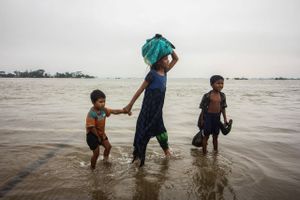 Oversvømmelser betegnes som de værste i Bangladesh siden 2004. Uophørlig regn har også ramt dele af Indien.