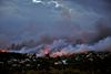 Det er to store skovbrande på hver sin side af Athen, der forårsagede evakueringen. Brandene er ude af kontrol, lyder meldingen. Mindst 20 personer er omkommet i flammerne. Foto: Alkis Konstantinidis/AP