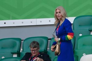 Iført en blå jakke med regnbuefarver på ærmerne mødte Helle Thorning-Schmidt op på stadion ved VM i Qatar.