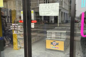 Søndag aften blev tre jyske slikbutikker angrebet af en maskeret mand med en pulverslukker. Politiet kalder det groft hærværk.