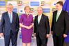Endnu er der få pressefotos i arkiverne af den nye EU-kommissær Mairead McGuinness, men i 2018 blev hun fotograferet sammen med daværende kommissionsformand Jean-Claude Juncker (t.v.) og Valdis Dombrovskis (t.h.), der nu overtager handelsområdet i EU-Kommissionen. Det skete under et møde i Bruxelles med tidligere New York-borgmester Michael Bloomberg, der også ses på billedet. Arkivfoto: Ludovic Marin/AFP