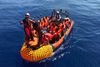 Redningsskibet "Ocean Viking" er i disse dage på sin første mission i Middelhavet, hvor skibet har reddet 356 migranter i sikkerhed på sit dæk. Skibets tilstedeværelse i Middelhavet behager ikke de italienske myndigheder, der stadig ikke ønsker at åbne landets havne for redningsskibe med migranter. Foto: Anne Chaon/AFP.