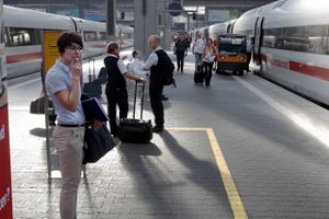 Tyskland har indført et billigt månedskort for at forsøde tyskernes økonomi. Men også danskere kan få glæde af ordningen.