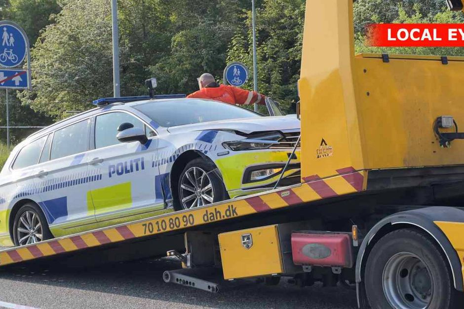 Fire personer, to kvinder og to mænd, er anholdt i København søndag morgen. To biler fra Sverige blev stoppet.