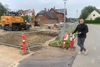 Gravemaskinerne fortsætter med at arbejde ved Hornslet Station, og nu har kommunen lovet Lars Baand Corneliussen og naboerne, at de bliver oplyst om, hvordan deres hverdag konkret bliver påvirket af anlægsarbejdet. Foto: Lars Norman Thomsen