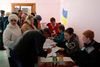 Mange vælgere i Østukraine, som her i Lugansk, går til valgstederne uden internationale observatører til stede, og det bekymrer.