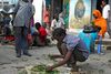 Kat er ulovligt i mange europæiske lande. Her sorterer en dreng katblade på en gade i Somalias hovedstad, Mogadishu.