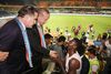 Den tyrkiske præsident, Recep Tayyip Erdogan, lykønsker Basaksehir-stjernen Emmanuel Adebayor efter klubbens sejr i Uefa Champions League-kvalifikationen mod Club Brügge. Foto: Anadolu Agency