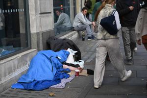 Et klassisk billede på krisen: En hjemløs ligger i sin sovepose på den stærkt trafikkerede The Strand i hjertet af London. Foto: AFP/Justin Tallis  
