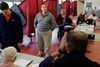 New Jerseys guvernør, Chris Christie, måtte som alle andre vente i køen for at komme til at stemme. Han nævnes som en af mange mulige republikanske præsidentkandidater. Foto: Mel Evans/AP