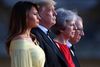 Den britiske premierminister Theresa May og hendes mand, Philip, står ved siden af USA's præsident Donald Trump og dennes hustru, Melania, foran Blenheim Palace, hvor May torsdag aften var vært for en gallemiddag. Foto: Ritzau Scanpix/Hannah Mckay
