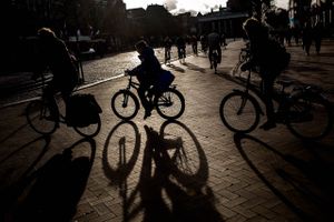 Ud over at spare penge på brændstof vil det gavne klimaet og ens sundhed at cykle mere, siger Dansk Industri.