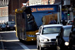 Aarhus Kommune vil bruge yderligere 30 mio. kr. til at få busserne hurtigere frem. Ifølge Midttrafik koster trafiktrængsel i Aarhus alene målt på skoledage 35 mio. kr. om året. 