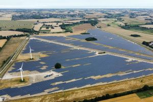European Energy har kig på Aarhus, og Better Energy vil bygge en af landets største solcelleparker ved Spørring. Selskabet efterlyser skrappere krav til ansøgerne for at afkorte sagsbehandlingen.