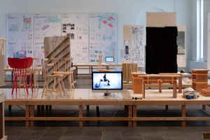Det er ikke alle designklassikere, der er lige behagelige at sætte sig i – især ikke for en ældre krop. En ny udstilling kommer med 25 bud på, hvordan design og arkitektur kan skabe bedre livskvalitet og højne sundheden i vores samfund.