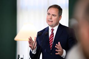 Finansministeren talte længe om at hjælpe danskerne på ny, men mindre om hvordan det skal lade sig gøre uden at gøre inflationen endnu værre. Løsningen er en milliardnedskæring, der står på sidste side af finanslovsudspillet.