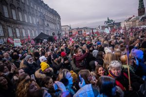 Dansk Folkeparti foreslår nu en særlig klausul for afskaffelsen af store bededag, så danskerne igen kan holde fri fra 2027. Det sker efter en uge med heftig debat om talgrundlaget bag loven.