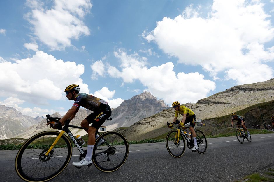 Der skal køres en hård bjergetape og en hård enkeltstart som afslutning på Tour de France næste år.