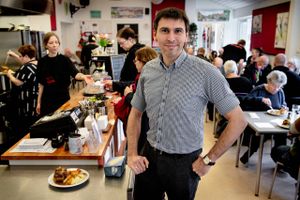 Allan Majholm er blevet udnævnt som ny leder for den sociale café Parasollen i Viby. Nu skal den tidligere soldat og teologistuderende finde ud af, hvordan man både kan tjene Gud og tjene penge.