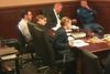 27-årige James Holmes, der er tiltalt for at have slået 12 personer ihjel i 2012, ses her sammen med sine to forsvarsadvokater længst til venstre.