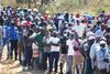 Afrikanske ledere advokerer for, at en covid-19-vaccine skal gøres gratis for alle. På billedet står sydafrikanere i kø den 14. maj for at få udleveret madvarer i byen Sunderland Ridge. Foto: Siphiwe Sibeko/Reuters