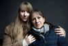 Den 51-årige Mette Handberg Lindberg og hendes 25-årige datter, Hanna Maria Handberg Ravn, har begge en meget sjælden tarmkræft-genfejl. Det blev opdaget, da moren fik tarmkræft - og gennem gentest fandt man ud af, at også datteren har genet. Foto: Tanja Lund Carstens