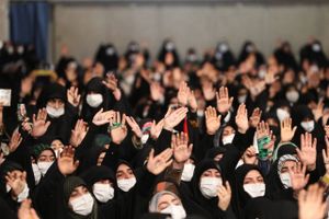 Iranske kvinder vifter med hænderne til et møde med Irans øverste leder, ayatollah Ali Khamenei, i Teheran tidligere i januar. Foto: AFP 