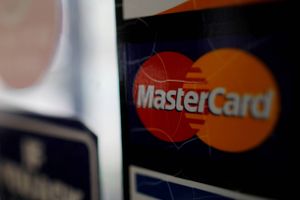Mastercard og Visa har informeret banker om, at de ikke længere må sige god for betalinger til Pornhub.