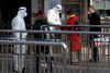 Rejsende får taget derers temperatur, inden de går ind på banegården i Beijing. Foto: Thomas Peter/Reuters