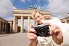 Dette billede fra Brandenburger Tor i Berlin, stillet til rådighed af turistmyndighederne, er usædvanligt: En enkelt gæst og stort set ingen andre. Normalt er der fyldt godt op. Foto: VisitBerlin/Foto: Philip Koschel